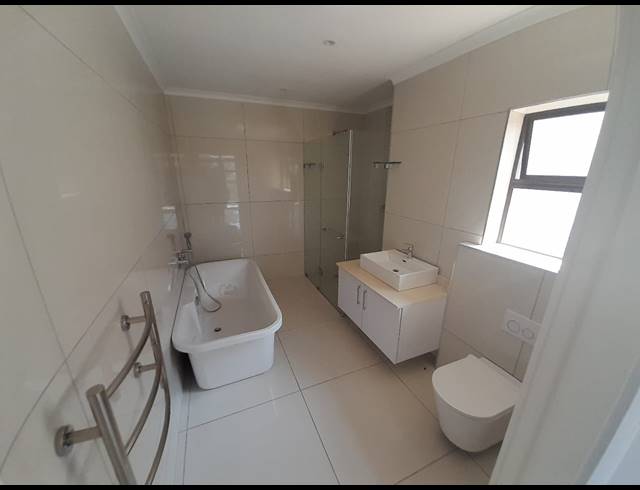 5 BEDROOM FREEHOLD TO LET IN IZINGA ESTATE
